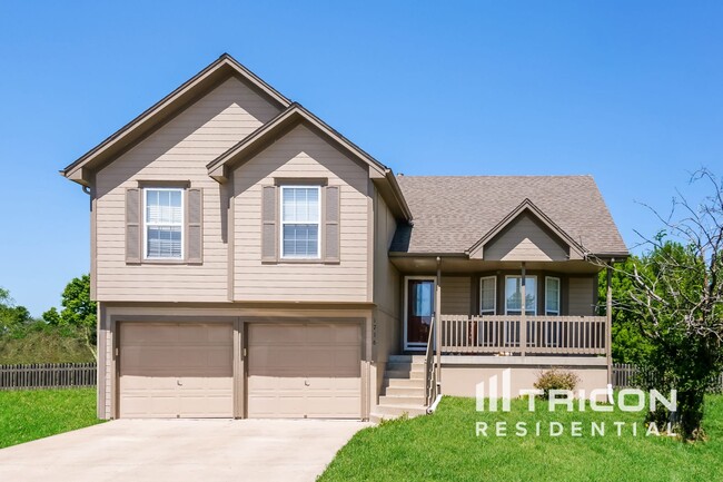 property at 1716 Lynn Cir