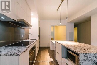 1 Bloor St E in Toronto, ON - Building Photo - Building Photo