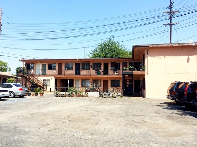 1104 E 51st St in Los Angeles, CA - Building Photo