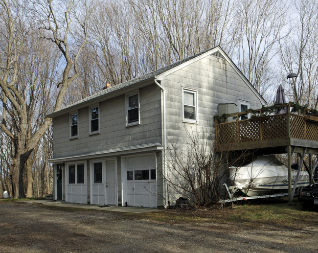 154 Laurel Rd in East Northport, NY - Foto de edificio - Building Photo