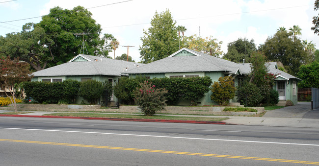 13453 Burbank Blvd in Van Nuys, CA - Building Photo - Building Photo