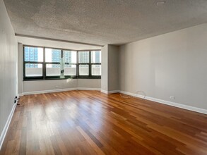 3660 N Lake Shore Dr, Unit 409 in Chicago, IL - Building Photo - Building Photo