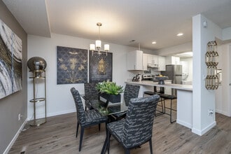 Saddlewood Park Townhomes in Minnetonka, MN - Foto de edificio - Interior Photo