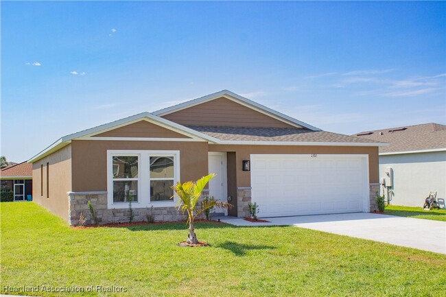 1392 Stone Ridge Cir in Sebring, FL - Foto de edificio - Building Photo