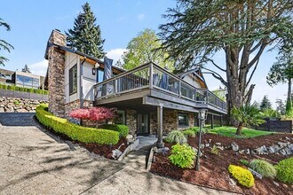 9544 Lake Washington Blvd NE in Bellevue, WA - Building Photo - Building Photo
