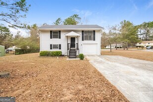 7025 Winkfield Pl in College Park, GA - Building Photo