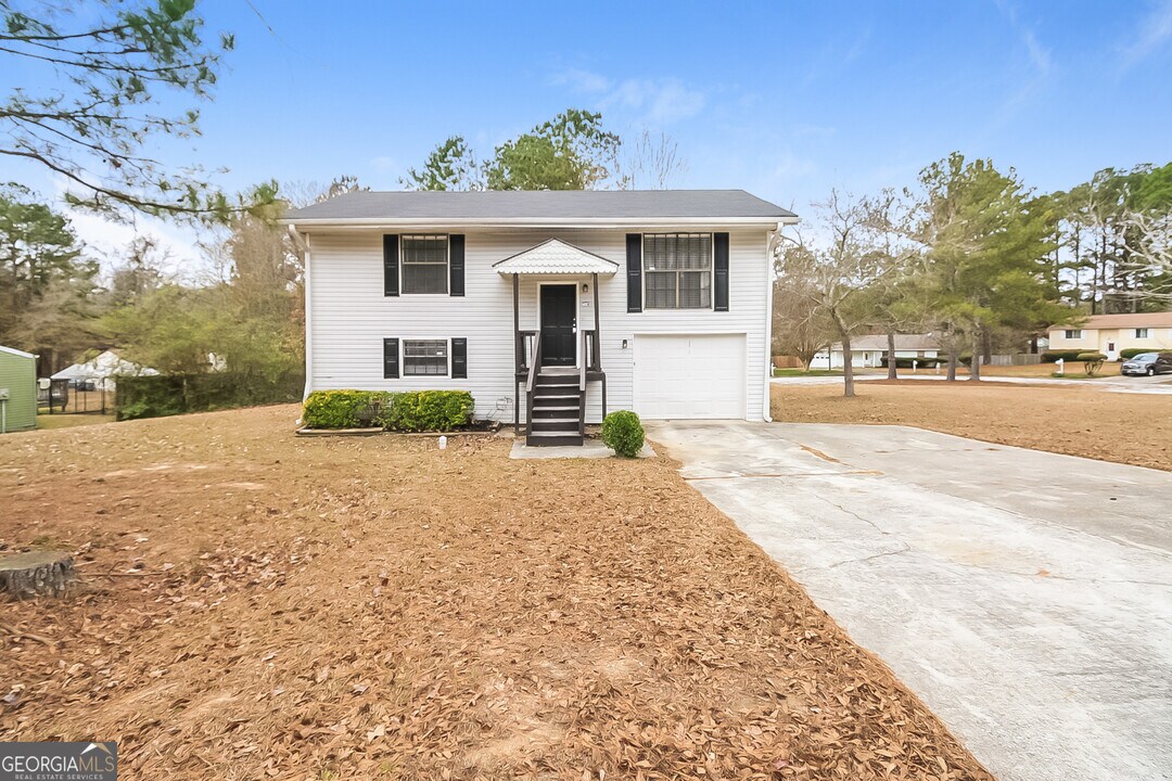 7025 Winkfield Pl in College Park, GA - Building Photo