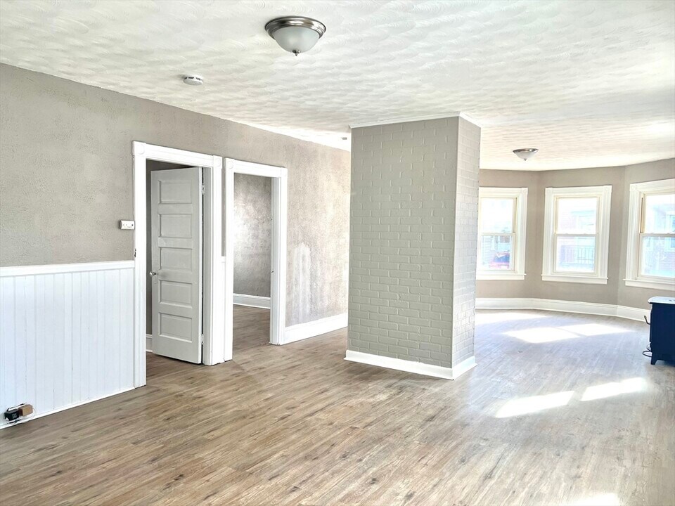 155 Whitman St, Unit 1 in New Bedford, MA - Building Photo