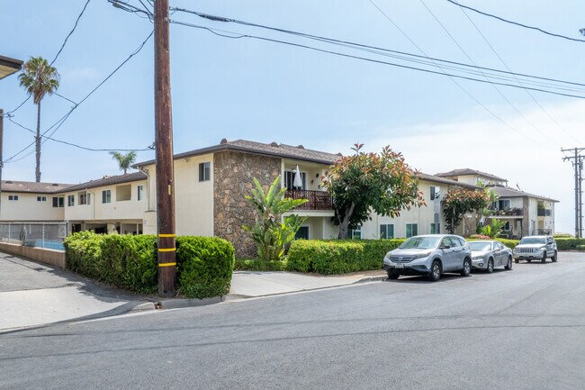 Sea Crest Apartments in Santa Barbara, CA - Building Photo - Building Photo
