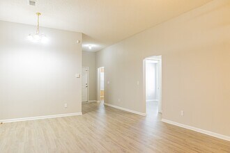 8716 Springtree Road in Jacksonville, FL - Foto de edificio - Building Photo