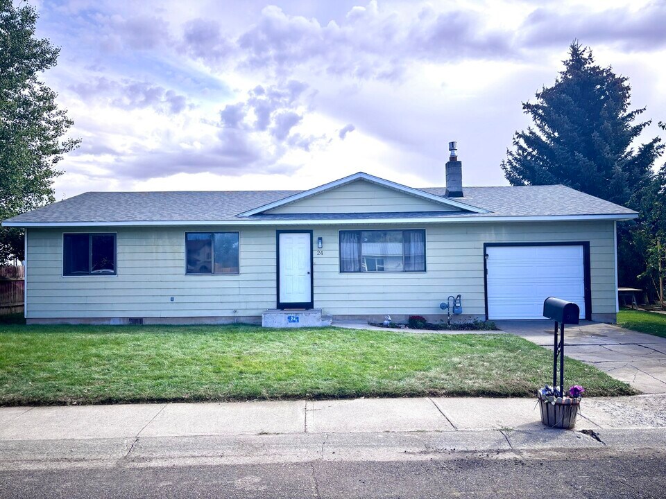 24 Jaxson Dr in Sugar City, ID - Building Photo