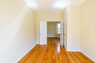 22-07 19th St in Queens, NY - Foto de edificio - Building Photo