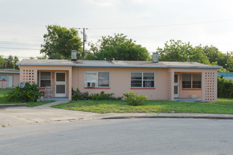 824 Clark Ct in Cocoa, FL - Building Photo - Building Photo