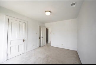 4626 E Washington St in Indianapolis, IN - Foto de edificio - Building Photo