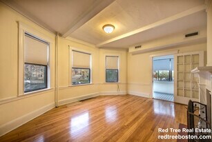 24 Hamilton Rd in Brookline, MA - Building Photo