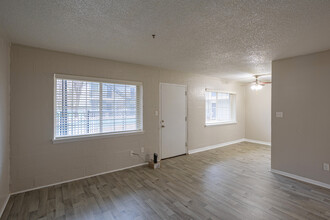 Christopher Place Apartments in Edmond, OK - Building Photo - Interior Photo