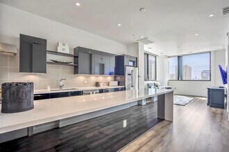 1211 Caroline St in Houston, TX - Building Photo - Building Photo