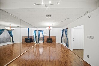 1998 Augusta Dr in Houston, TX - Building Photo - Building Photo