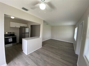 10202 N 27th St in Tampa, FL - Building Photo - Building Photo