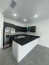 2423 NW 23rd Ln in Fort Lauderdale, FL - Building Photo - Building Photo