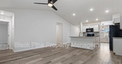 3949 N Amberwood Ave in Meridian, ID - Building Photo - Building Photo