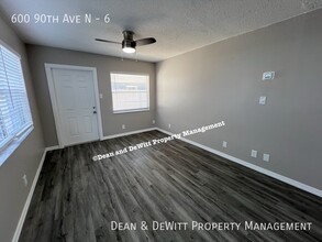 600 90th Ave N in St. Petersburg, FL - Building Photo - Building Photo