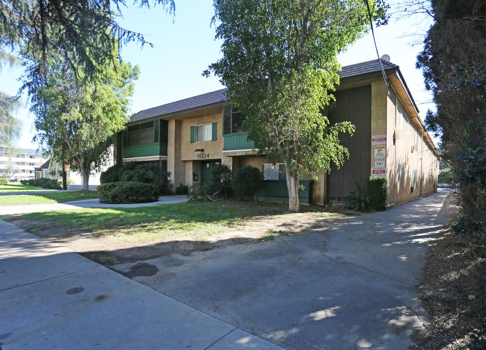 15524 Sherman Way in Van Nuys, CA - Building Photo