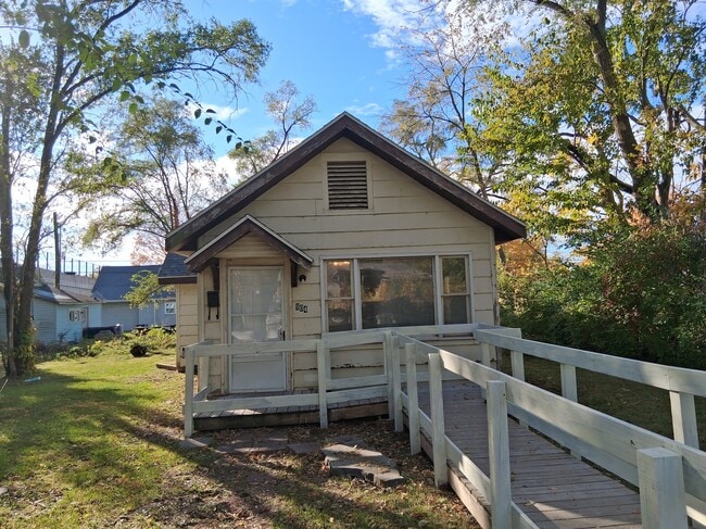 property at 904 N Collett St