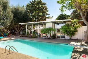 4965 Calvin Ave in Los Angeles, CA - Building Photo