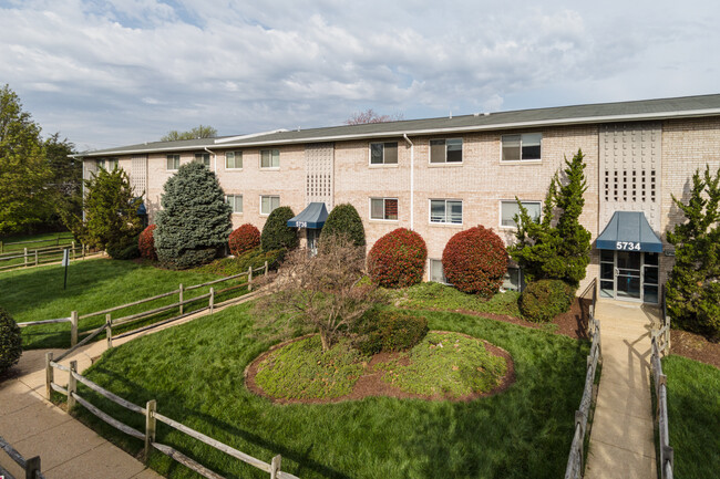 Carousel Court in Falls Church, VA - Foto de edificio - Building Photo