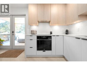 3260 Robinson Rd in North Vancouver, BC - Building Photo - Building Photo