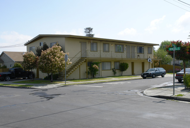 207 Madrone St in Redwood City, CA - Building Photo - Building Photo