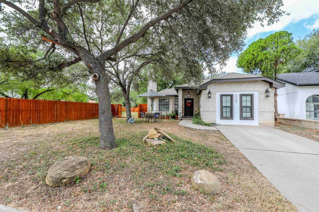 8809 Puerto Yael in Laredo, TX - Building Photo