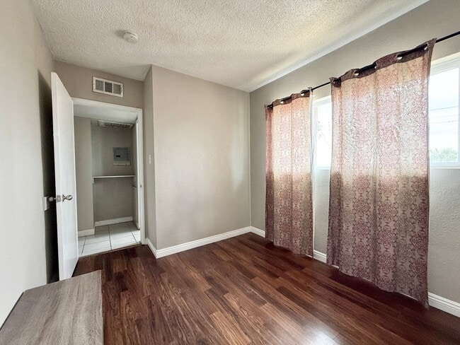 394 N 13th St in Las Vegas, NV - Foto de edificio - Building Photo