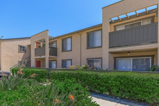 Montebello Villas in El Cajon, CA - Foto de edificio - Building Photo