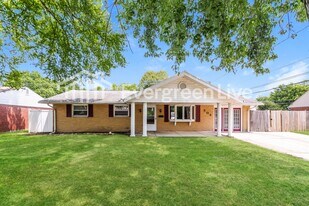 304 Applegate Rd in Englewood, OH - Building Photo