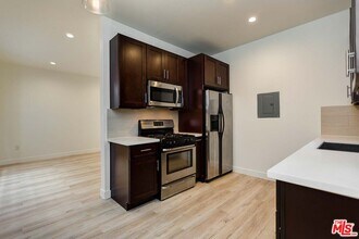 7223 Willoughby Ave in Los Angeles, CA - Building Photo - Building Photo