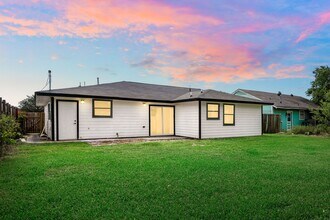 404 Glenmore Dr in Pasadena, TX - Foto de edificio - Building Photo