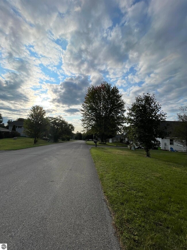 4227 Summerhill Rd in Traverse City, MI - Building Photo - Building Photo