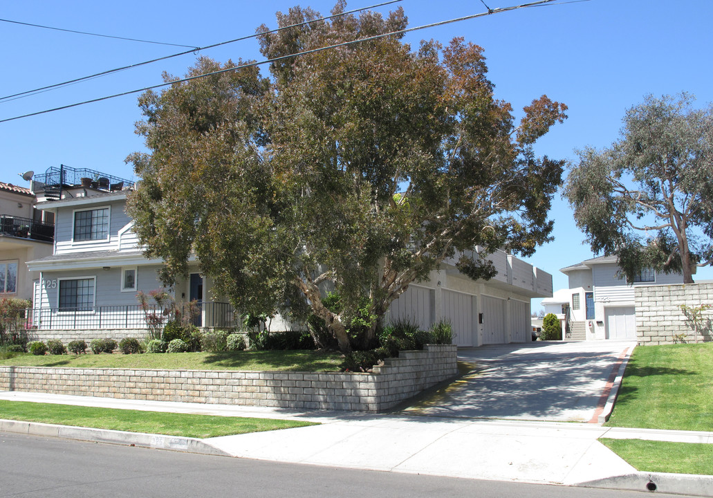 123-125 S Helberta Ave in Redondo Beach, CA - Building Photo