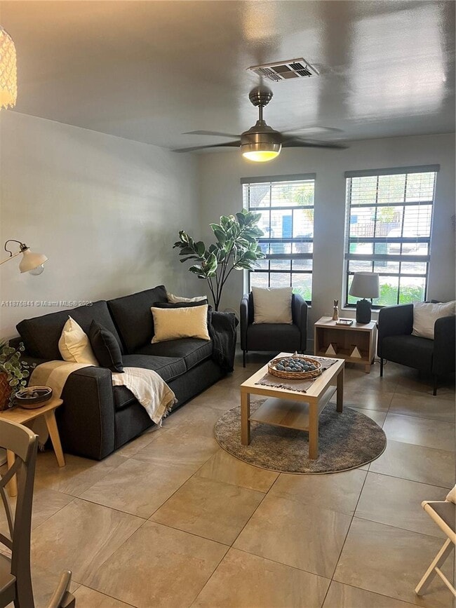 2567 NE 182nd St in North Miami Beach, FL - Building Photo - Building Photo