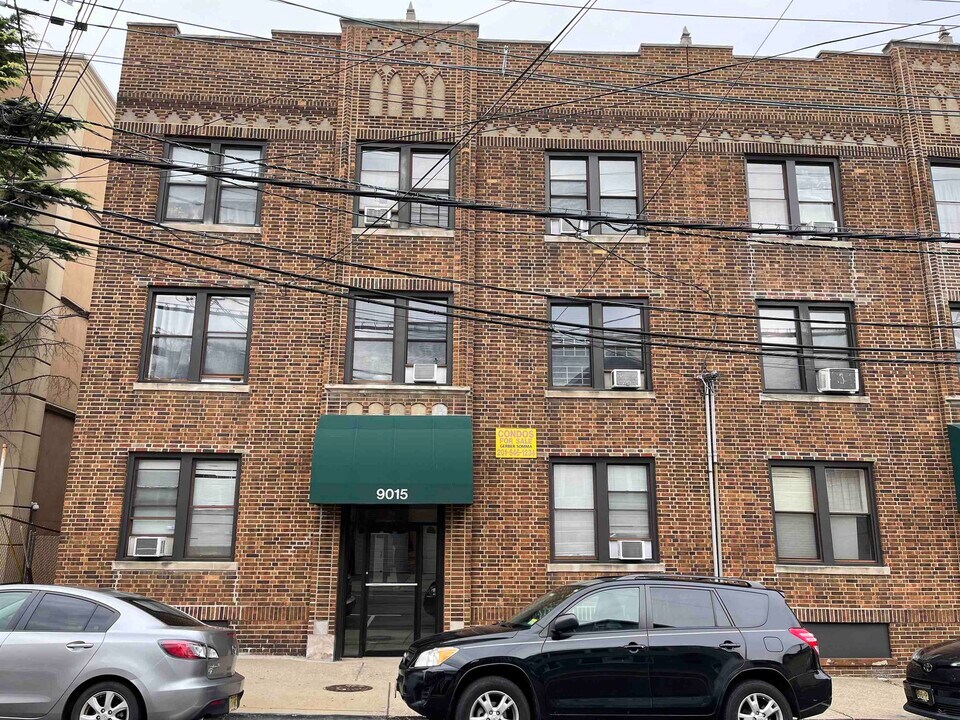 9015 Bergenwood Ave in North Bergen, NJ - Building Photo