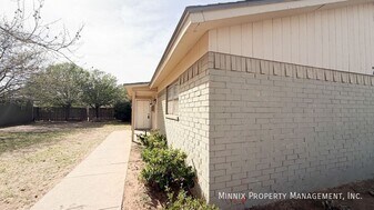7304 Ave. W in Lubbock, TX - Building Photo