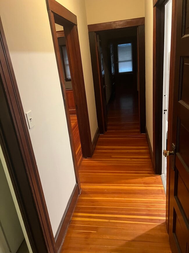 33 Clinton St, Unit 1 floor apartment in Manchester, CT - Foto de edificio - Building Photo