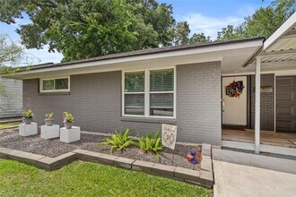 2327 Chantilly Ln in Houston, TX - Foto de edificio - Building Photo