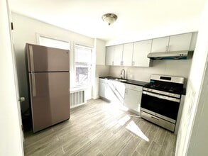 9924 Ascan Ave in Forest Hills, NY - Foto de edificio - Building Photo