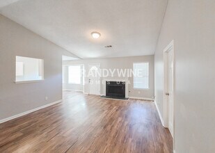 2050 Tudor Dr in Mcdonough, GA - Foto de edificio - Building Photo