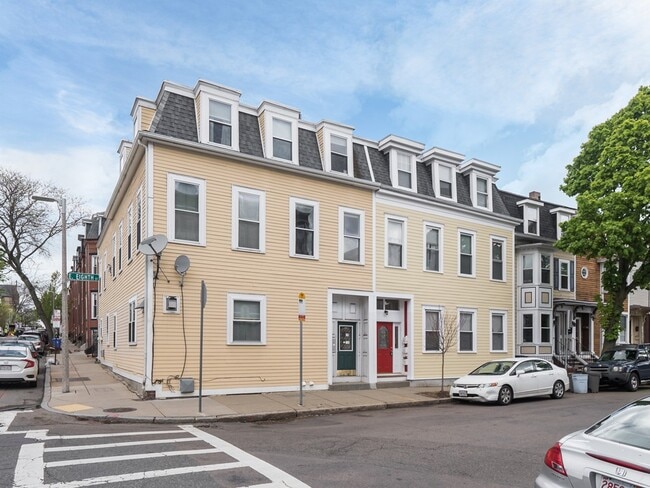 546 E 8th St, Unit 1 in Boston, MA - Foto de edificio - Building Photo