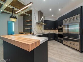 60 Seagate Dr in Naples, FL - Building Photo - Building Photo