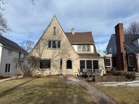 608 E Day Ave in Whitefish Bay, WI - Building Photo